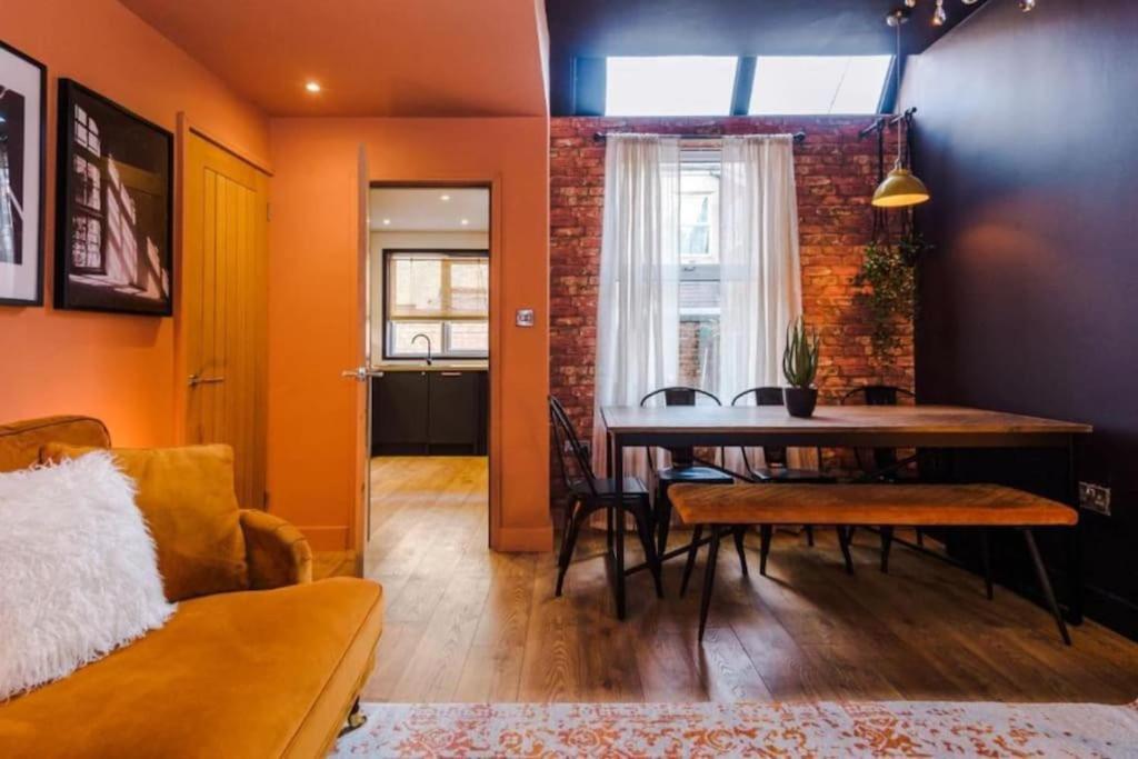 Industrial Design 4 Bed House — Photos 3